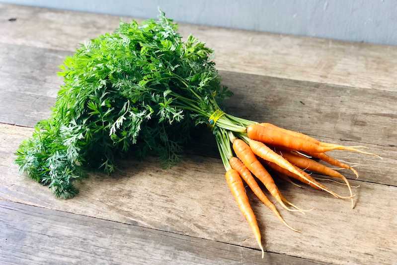 Organic Orange Carrot With Tops