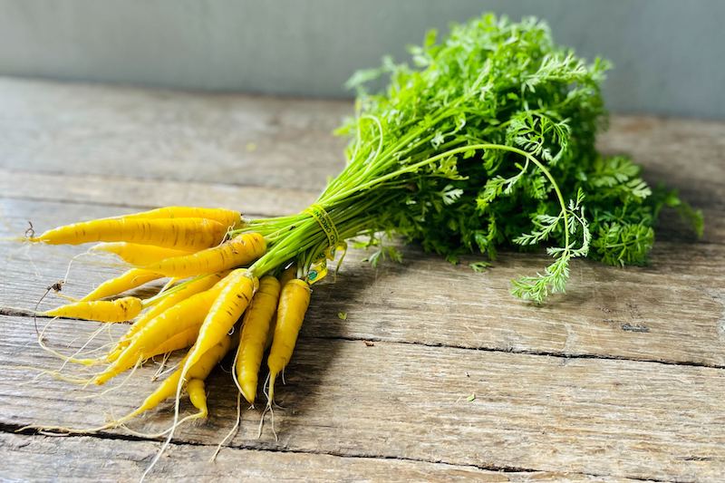 Organic Yellow Carrot With Tops