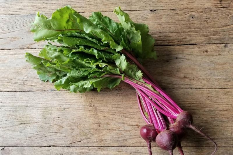 Organic Red Beet With Tops